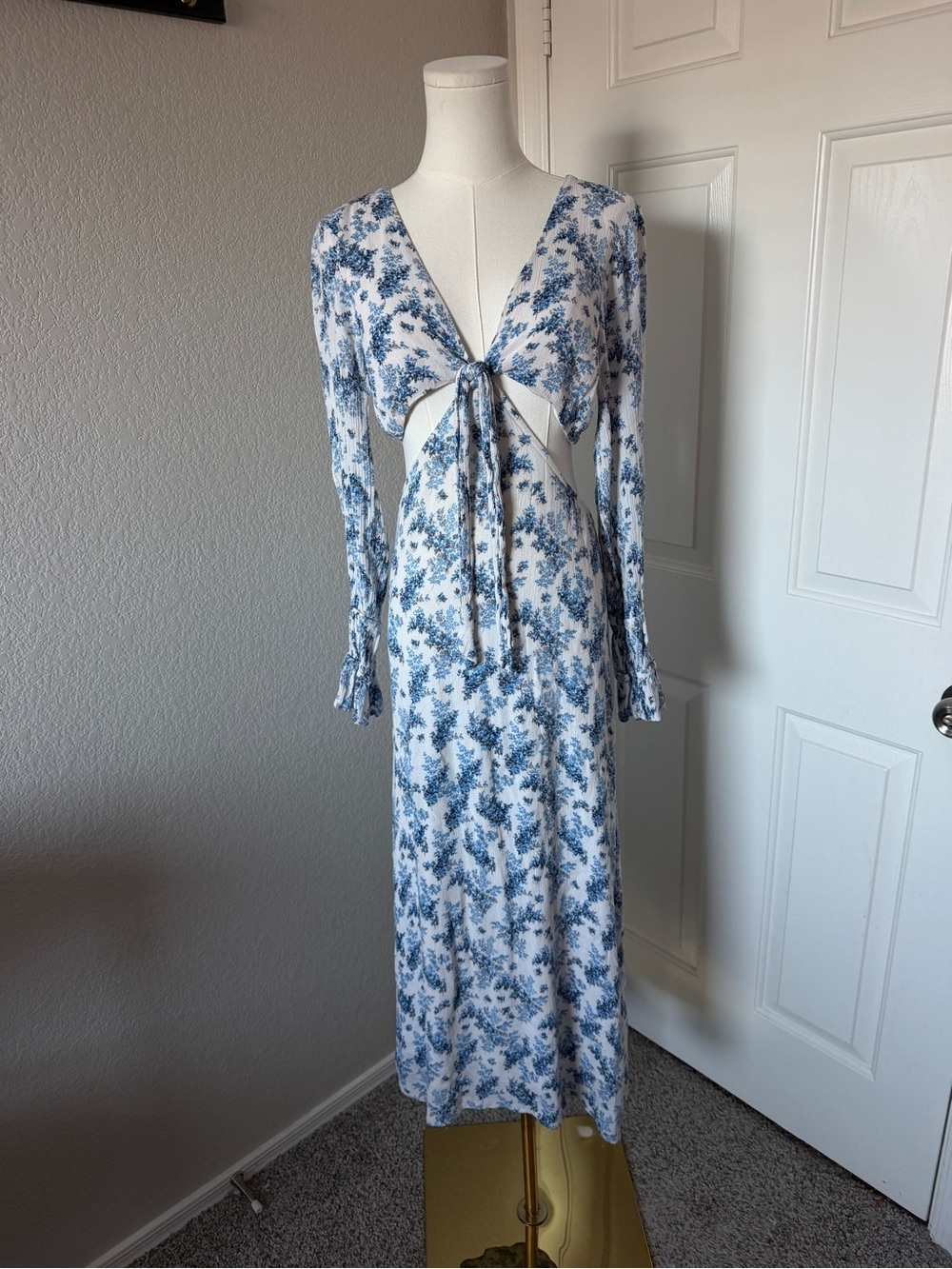 Dee Elly floral maxi dress features waist cut-outs and a tie front - Picture 2 of 5